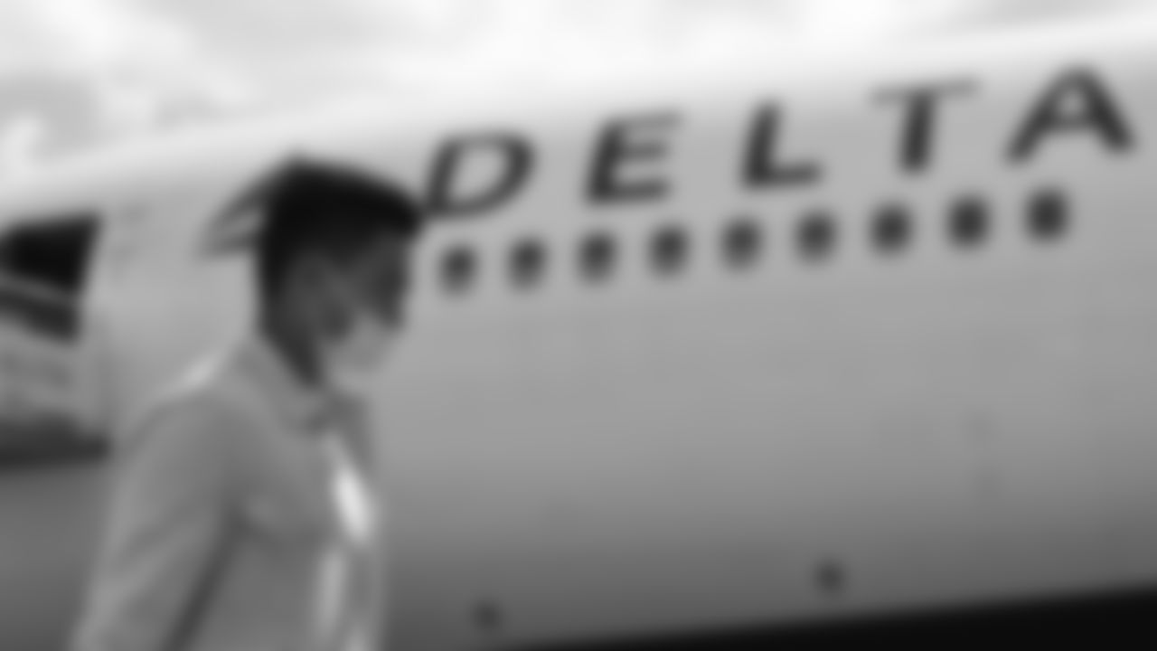 Atlanta Falcons kicker Younghoe Koo #7 arrives to travel at Hartsfield-Jackson International Airport in Atlanta, Georgia, on Saturday September 25, 2021. (Photo by Brandon Magnus/Atlanta Falcons)