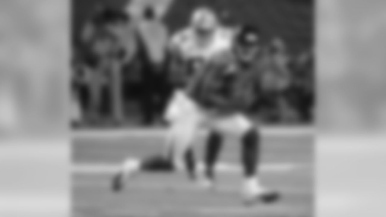 WR Julio Jones makes defenders miss after completing the reception