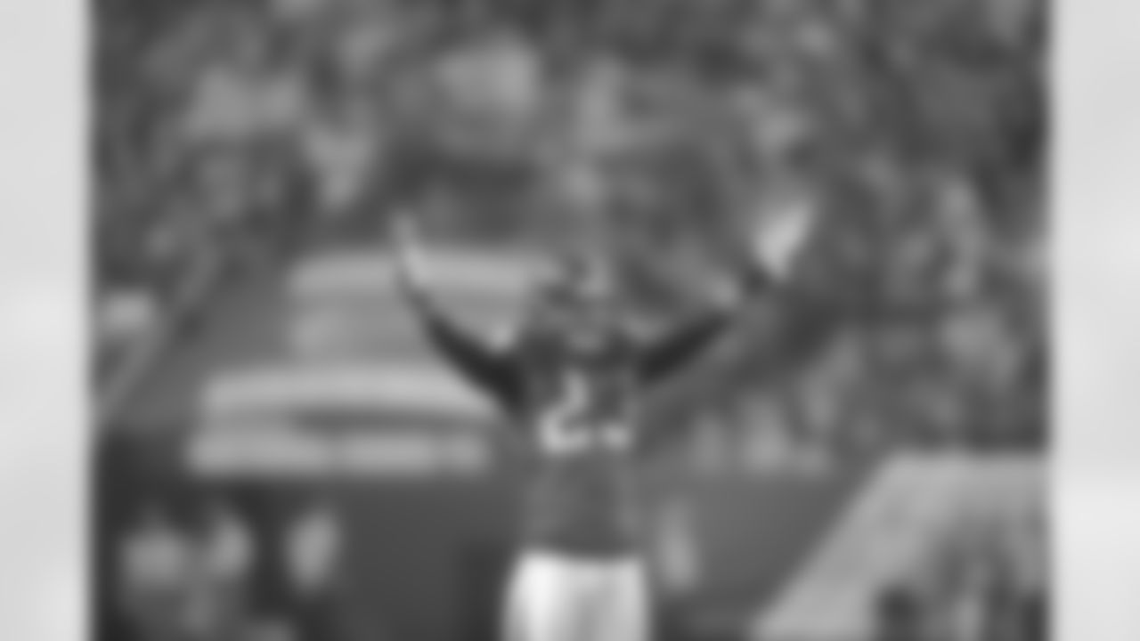 DB Dunta Robinson summons the crowd