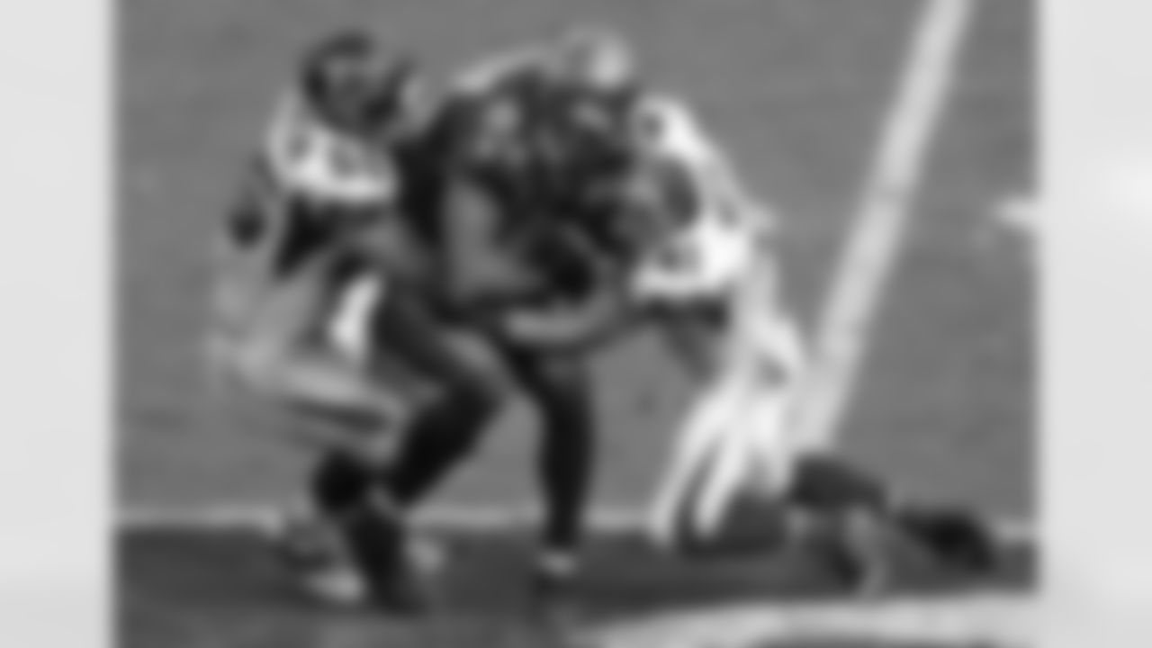 LB Paul Worrilow and S Zeke Motta wrap up Buccaneers WR Vincent Jackson