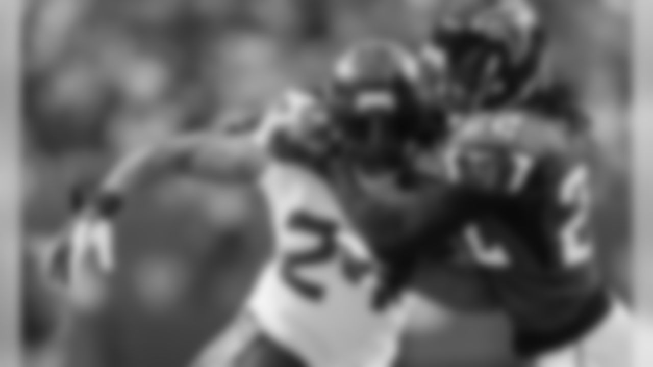 CB Asante Samuel clashes with Seahawks RB Marshawn Lynch