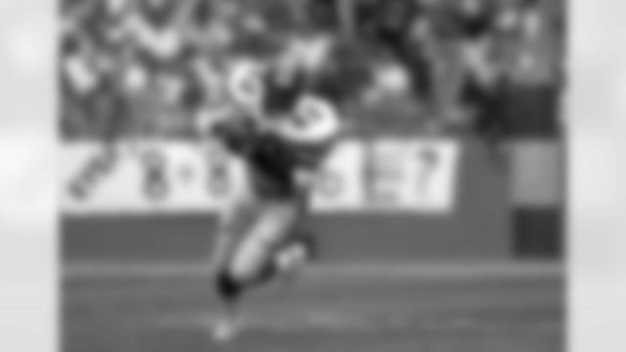 Falcons RB Gerald Riggs heads downfield during an NFL game against the 49ers on September 18, 1988 in San Francisco