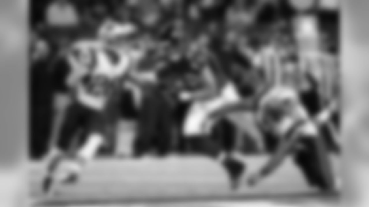TE Tony Gonzalez hauls in a catch