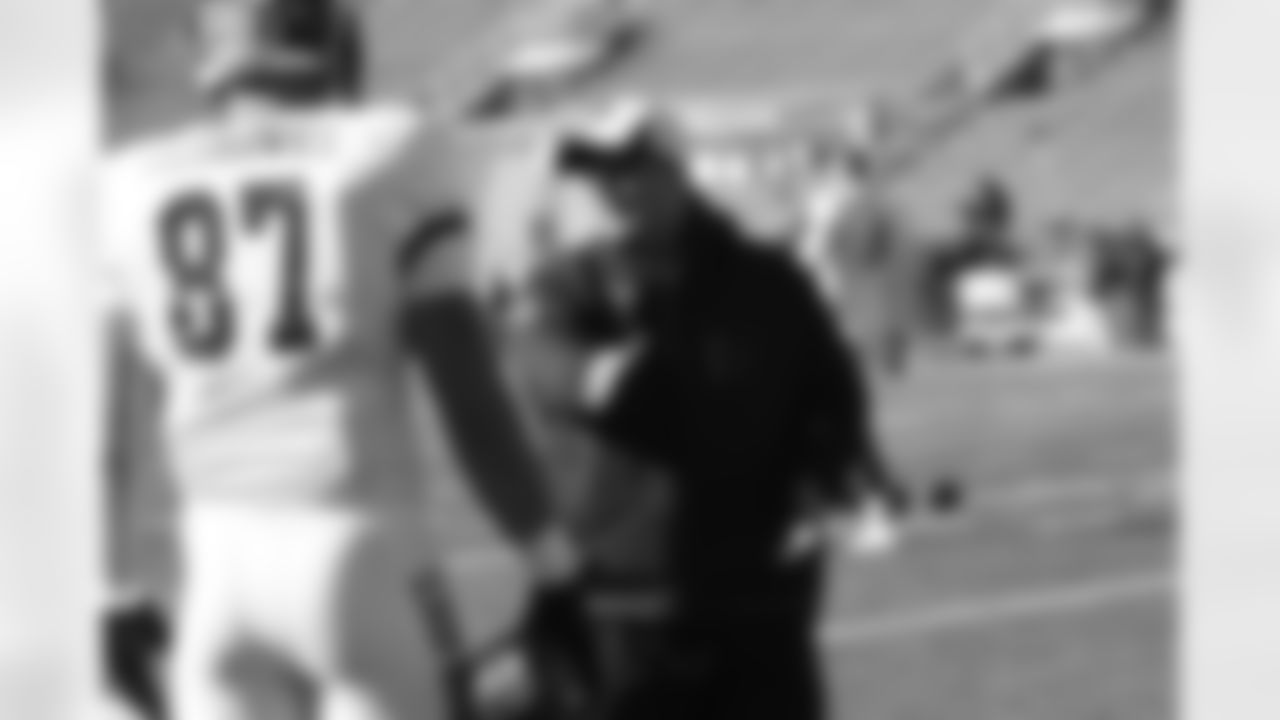 Tight Ends coach Chris Scelfo working with TE C.J. Fiedorowicz