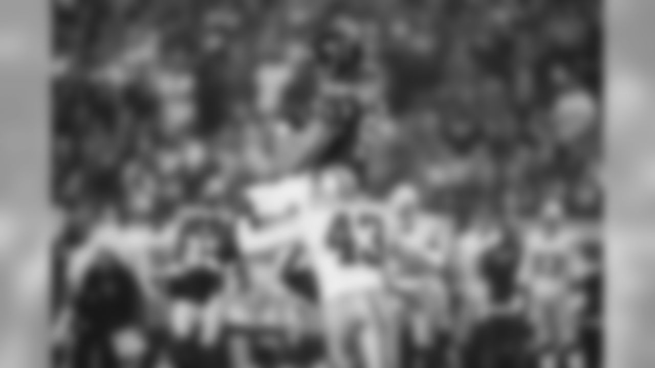 Tony Gonzalez makes a reception against Cowboys S Gerald Sensabaugh on Nov. 4, 2012.