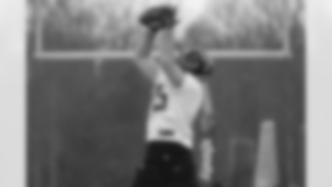 Tight end Bear Pascoe makes a leaping catch