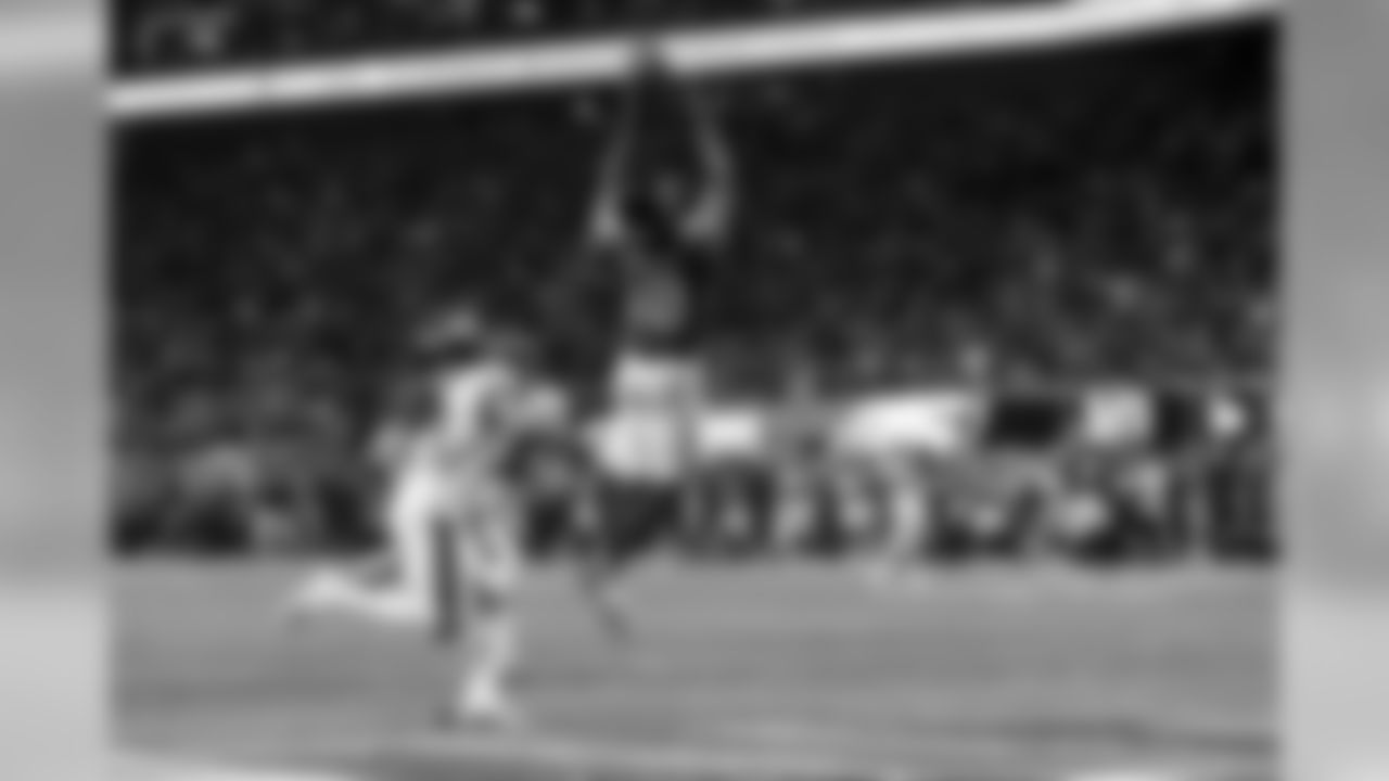 Atlanta Falcons wide receiver Calvin Ridley #18 catches the ball for a touchdown during the second quarter against the Philadelphia Eagles at Mercedes-Benz Stadium in Atlanta, GA, on Sunday September 15, 2019. (Photo by AJ Reynolds/Atlanta Falcons)