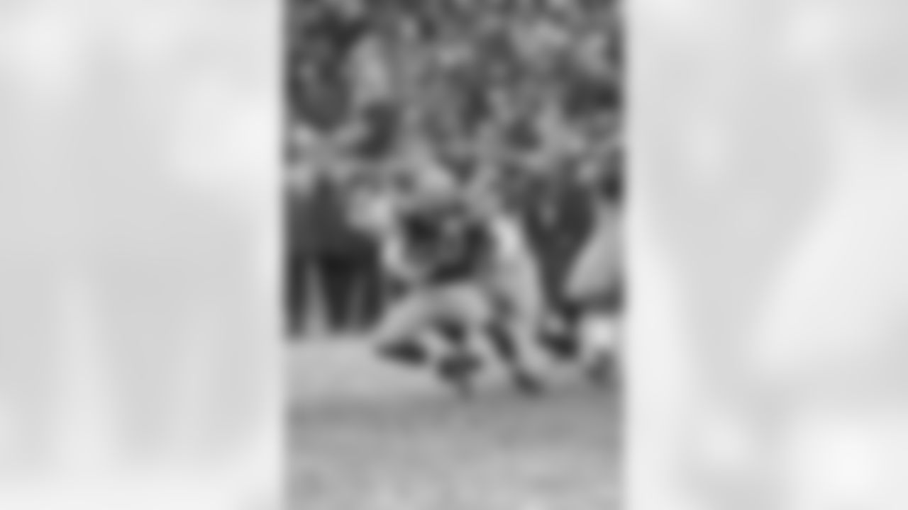 LB Paul Worrilow gets through to Packers QB Matt Flynn