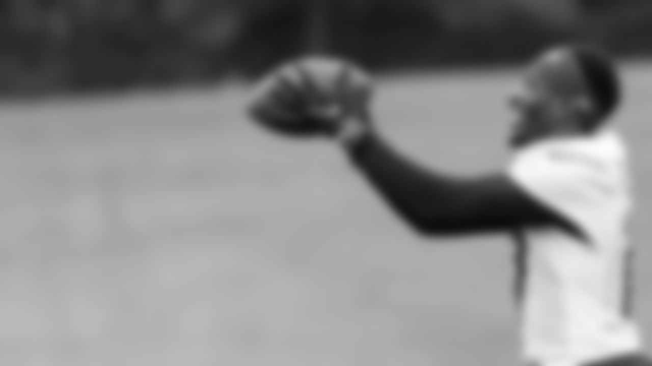 Atlanta Falcons wide receiver Olamide Zaccheaus #17 catches a ball during team practice at Atlanta Falcons Headquarters in Flowery Branch, Georgia, on Thursday September 30, 2021. (Photo by Dakota Williams/Atlanta Falcons)