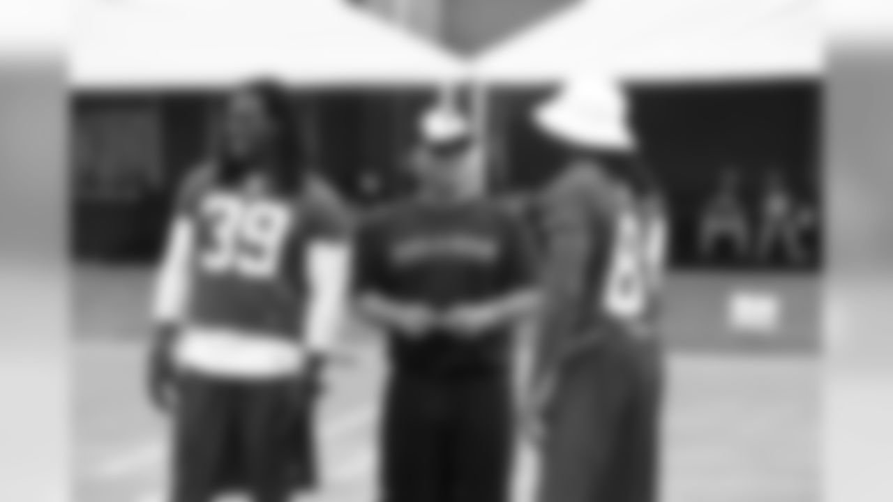 Head coach Mike Smith talks to RB Steven Jackson and WR Roddy White