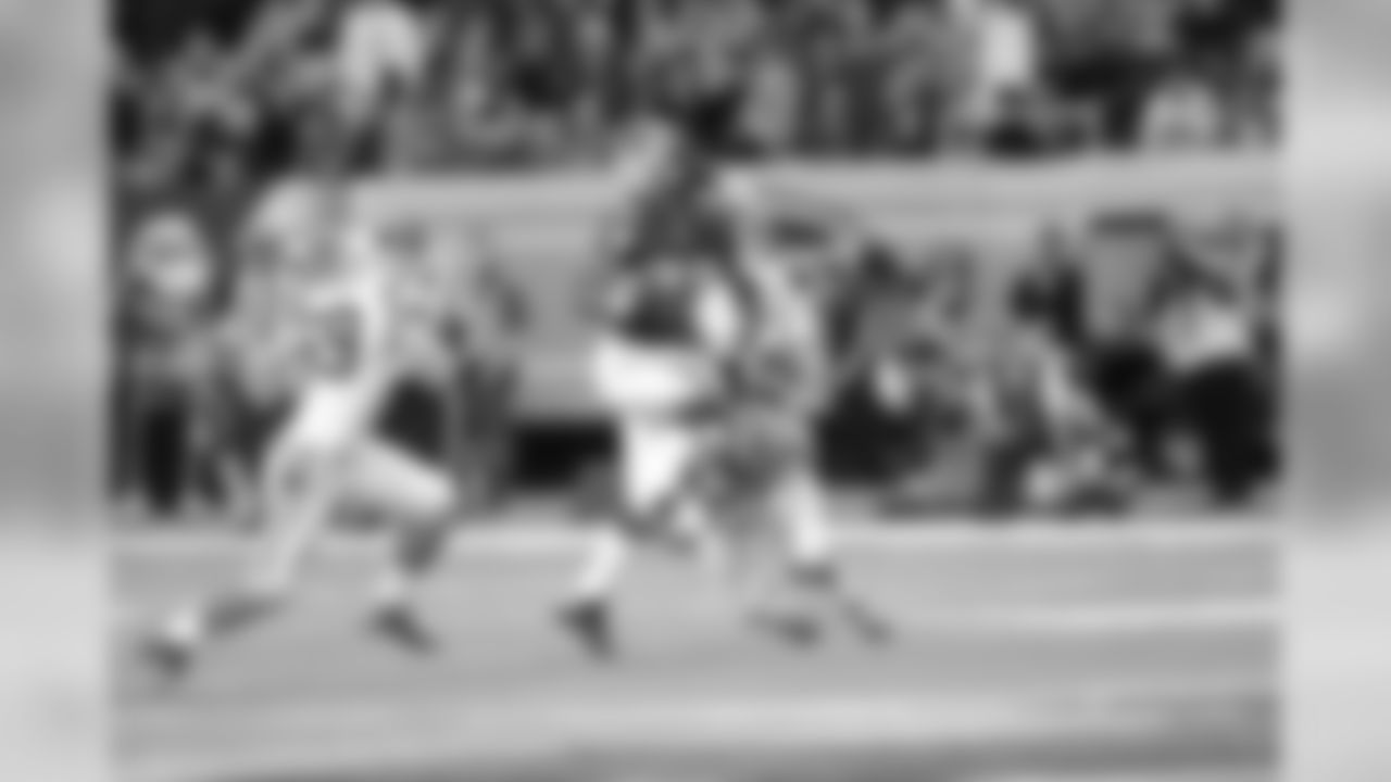 Panthers CB Melvin White goes low on RB Steven Jackson
