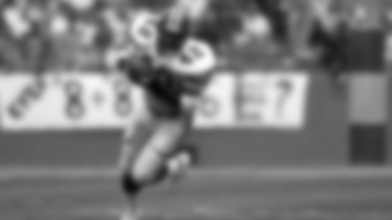 Atlanta Falcons running back Gerald Riggs (42) heads downfield during an NFL game against the San Francisco 49ers on Sunday, Sept. 18, 1988, in San Francisco. The Falcons won the game, 34-17. (AP Photo/Greg Trott)