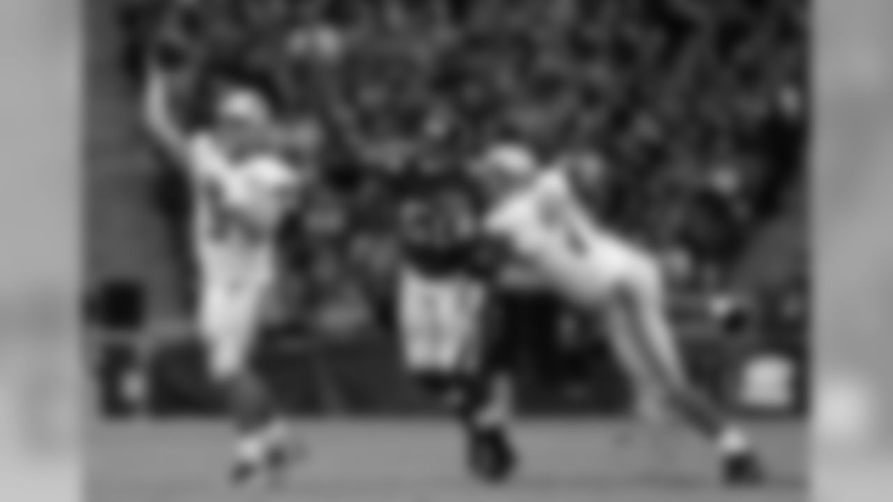 DE Osi Umenyiora fights through Lions T Riley Reiff trying to get to QB Matthew Stafford