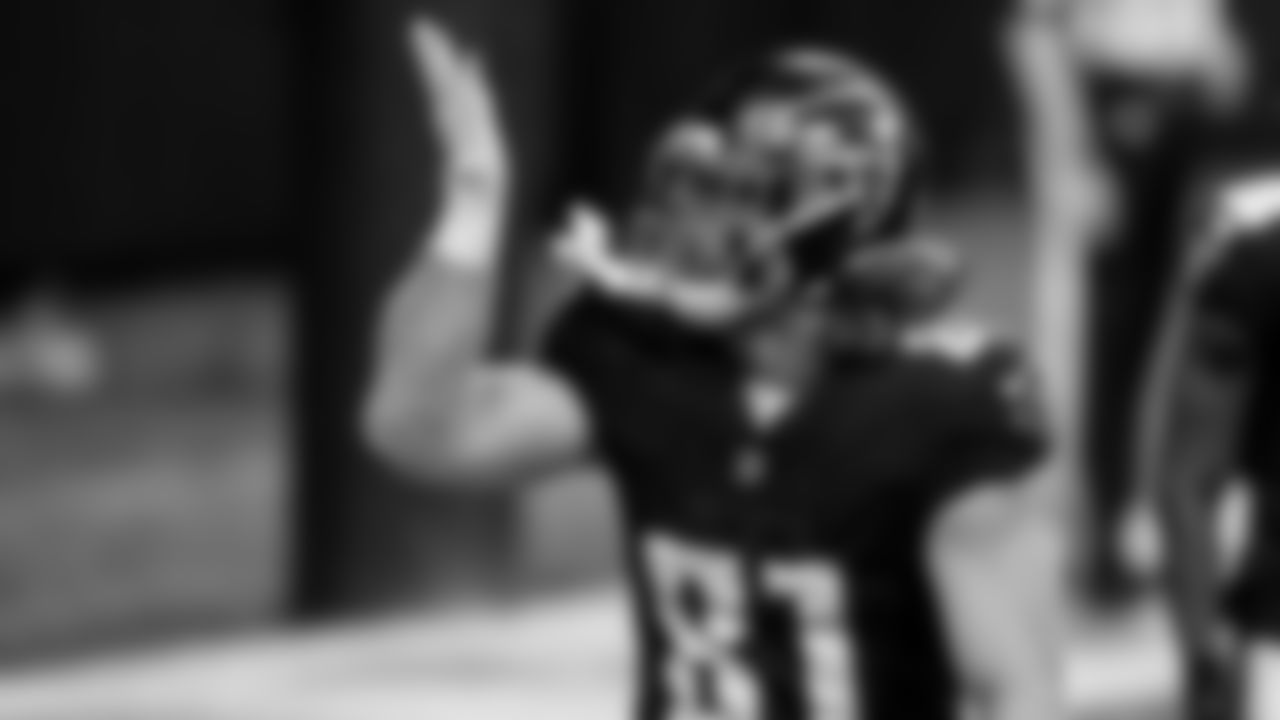 Atlanta Falcons tight end Hayden Hurst #81 scores a touchdown against the Tampa Bay Buccaneers on December 20, 2020.