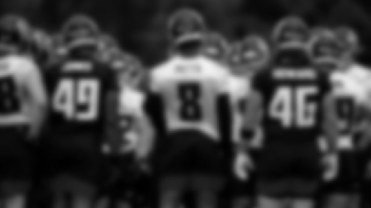 Atlanta Falcons tight end Kyle Pitts #8 in the huddle during the first practice of Atlanta Falcons rookie minicamp on May 14, 2021.