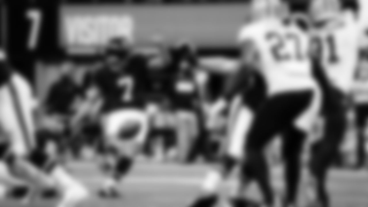 Atlanta Falcons kicker Younghoe Koo #7 makes a field goal during the second quarter against the New Orleans Saints on December 6, 2020.