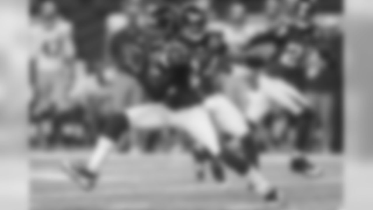 CB Asante Samuel picks off Eli Manning's first pass attempt when the Falcons hosted the New York Giants.