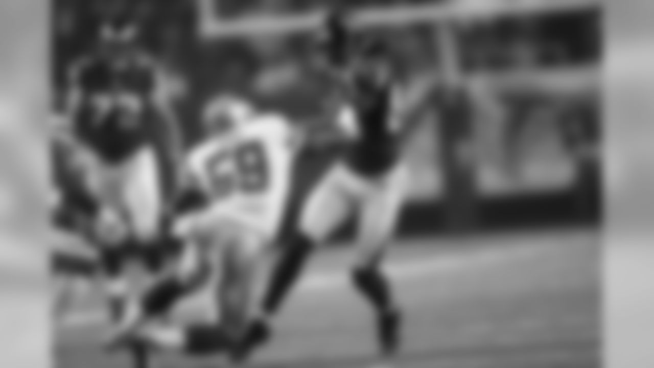 WR Roddy White evades two defenders for a first down