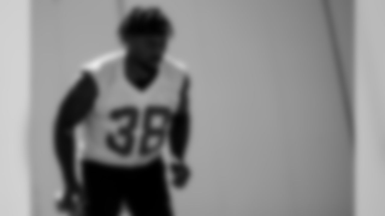 Atlanta Falcons running back Kenjon Barner #38 warms up during practice. (Photo by Kara Durrette/Atlanta Falcons).