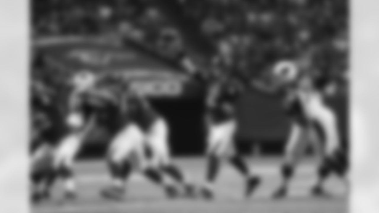 QB Matt Ryan throws to a wide open Roddy White