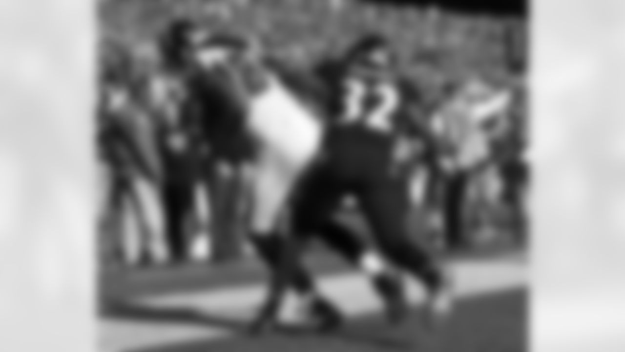 Roddy White keeps his feet in bounds after a 4-yard touchdown reception in the fourth quarter against Baltimore at M&T Bank Stadium