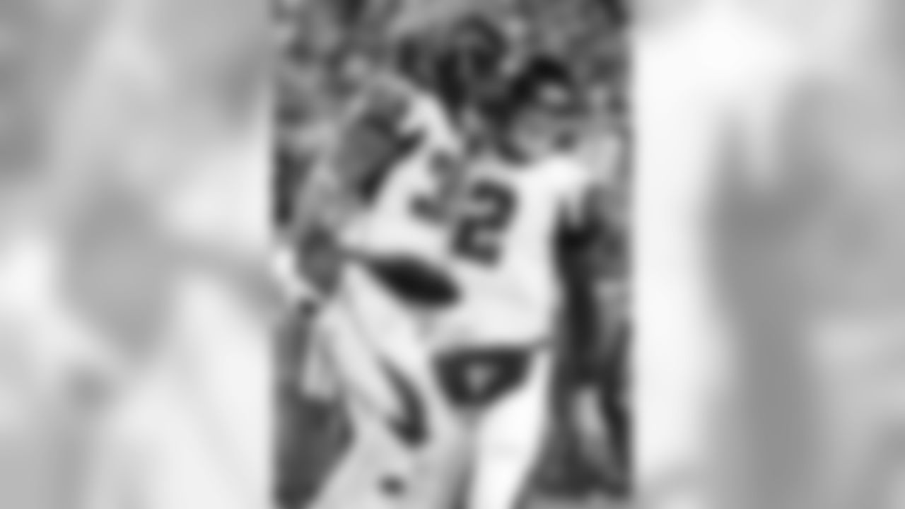 RB Steven Jackson celebrates with QB Matt Ryan after scoring a touchdown