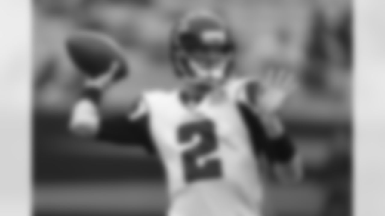 QB Matt Ryan gets warmed up pre-game
