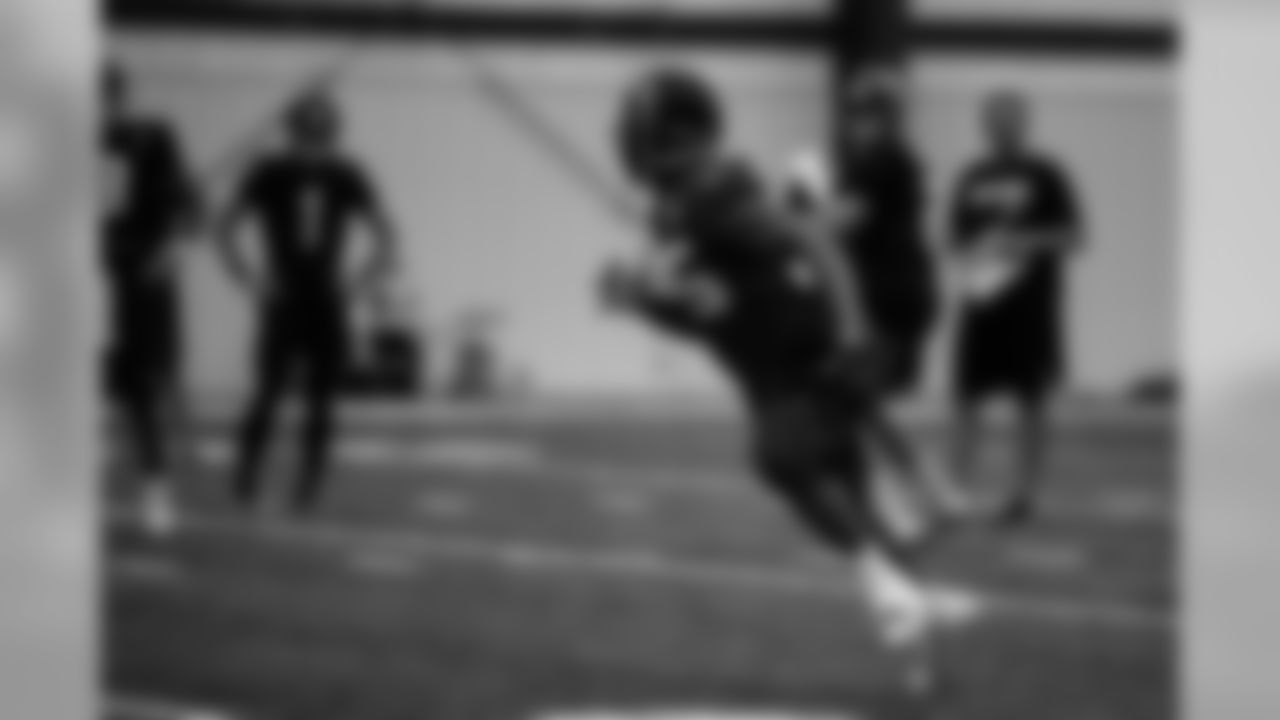 Atlanta Falcons running back Ito Smith #25 runs a drill during practice. (Photo by Kara Durrette/Atlanta Falcons).