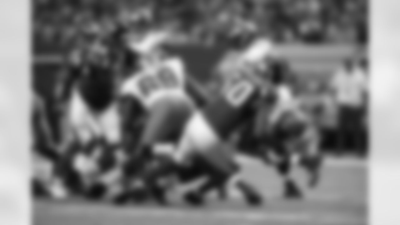 DE Osi Umenyiora stops Buccaneers RB Doug Martin