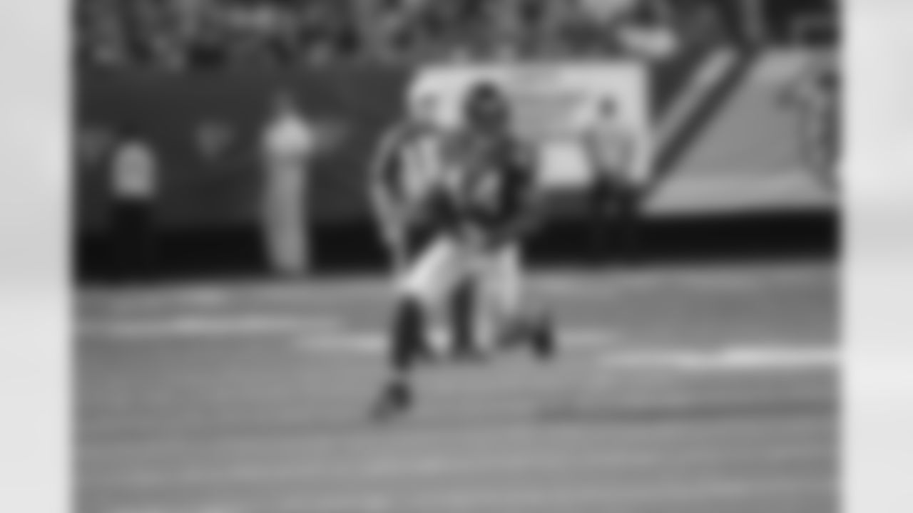 RB Jason Snelling runs in the open field