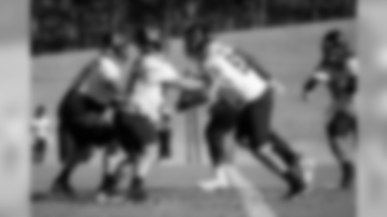 Atlanta Falcons center Alex Mack #51 works with offensive guard Chris Lindstrom #63 and the offensive line during practice. (Kara Durrette/Atlanta Falcons)
