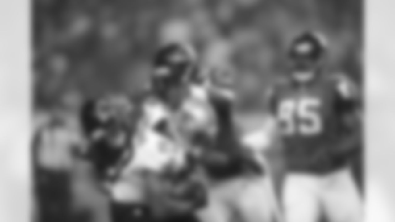 The Falcons defense wraps up Saints RB Pierre Thomas