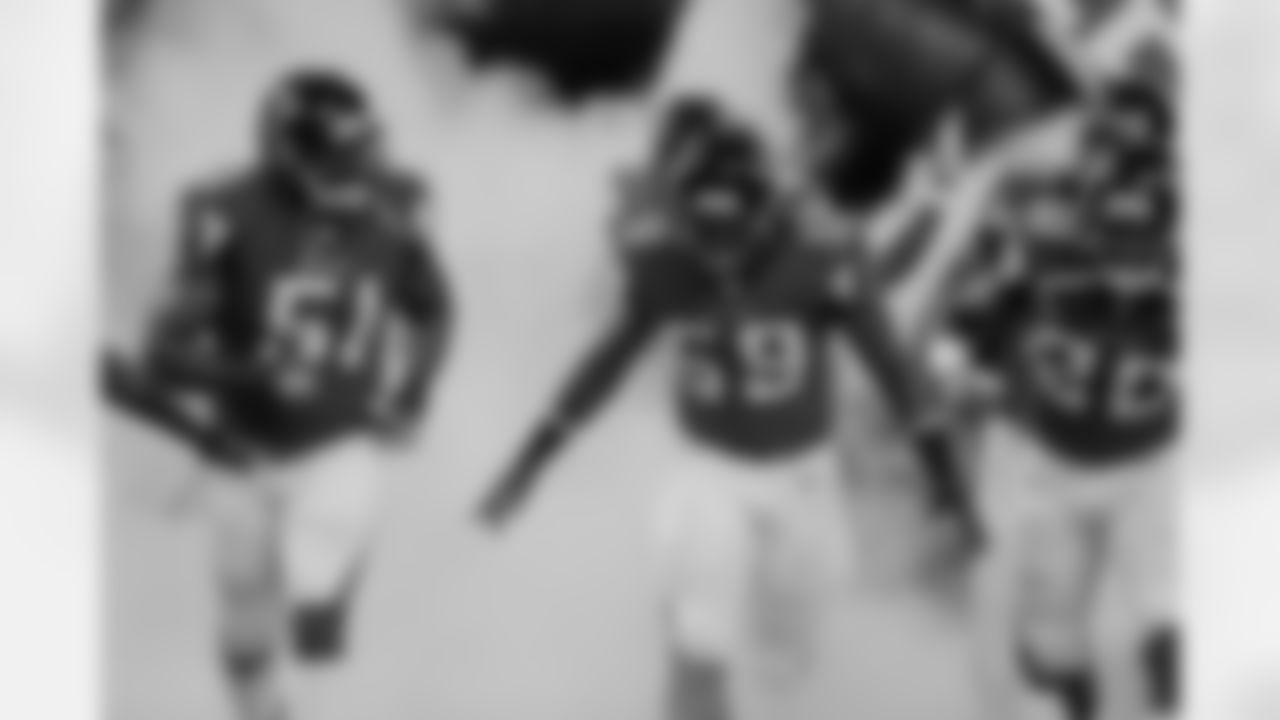 LB Joplo Bartu gets pumped up for the game
