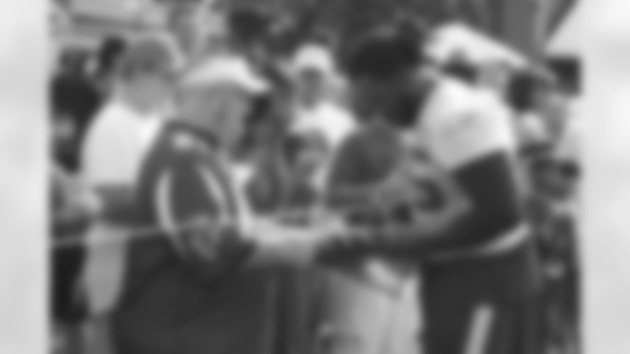 DT Jonathan Babineaux signs autographs