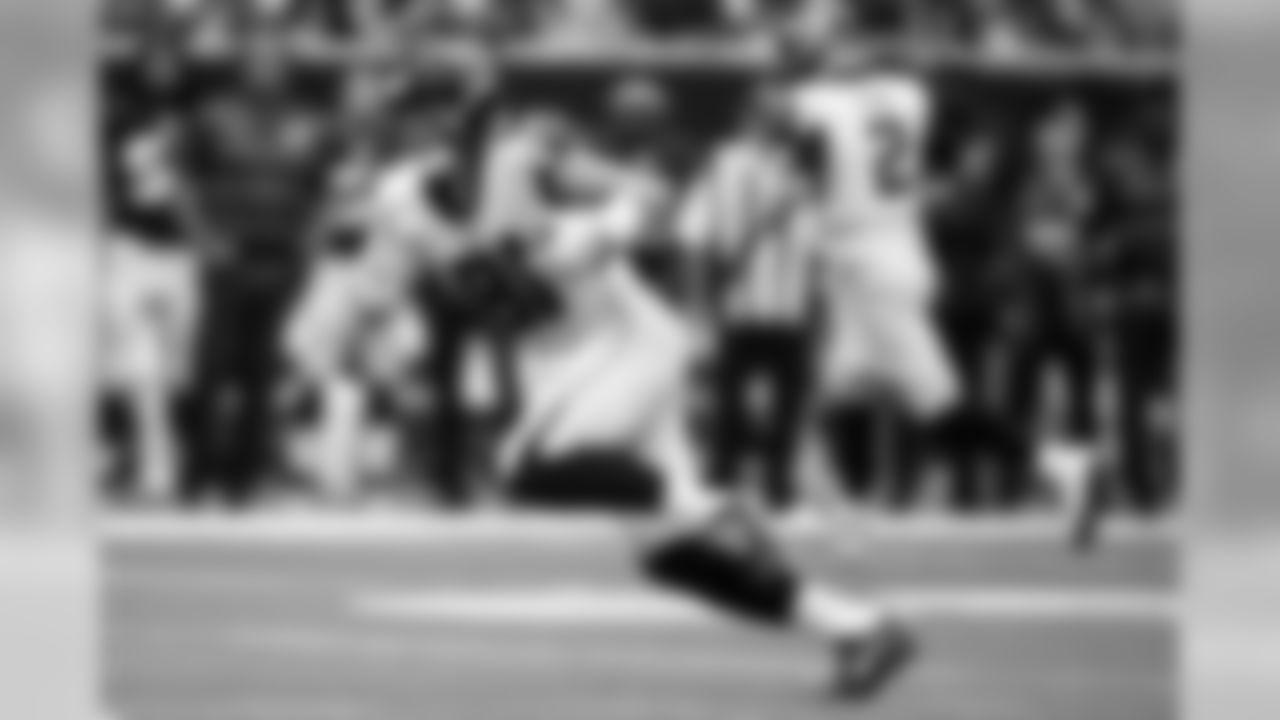 Atlanta Falcons tight end Austin Hooper #81 runs after making a catch against the Houston Texans at NRG Stadium in Houston, Texas, on Sunday October 6, 2019. (Photo by Kara Durrette/Atlanta Falcons)