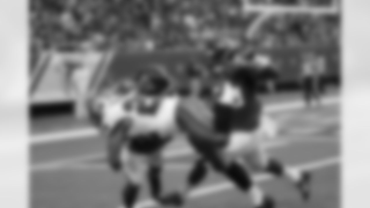 S William Moore keeps Buccaneers RB Doug Martin out of the end zone