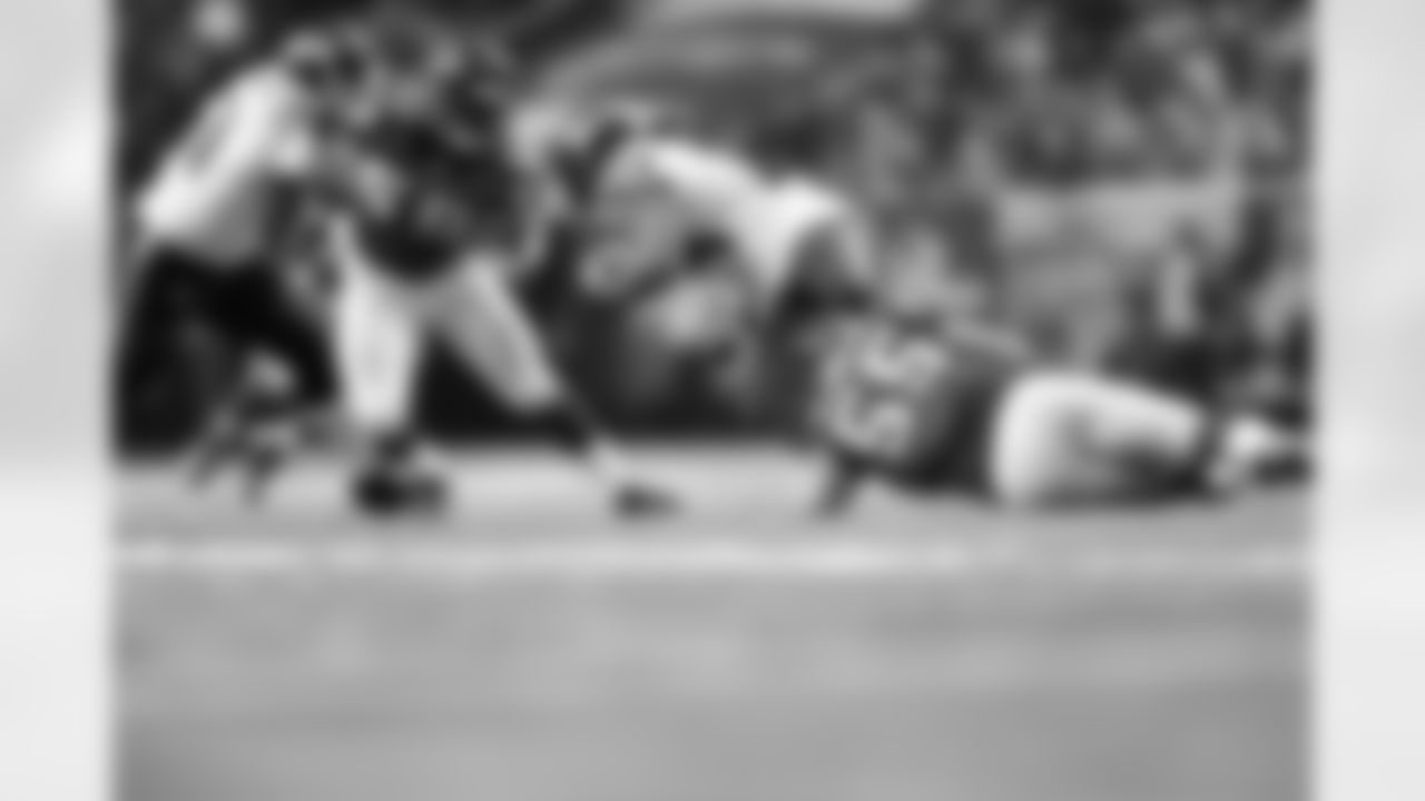 LB Paul Worrilow tackles Seahawks RB Marshawn Lynch