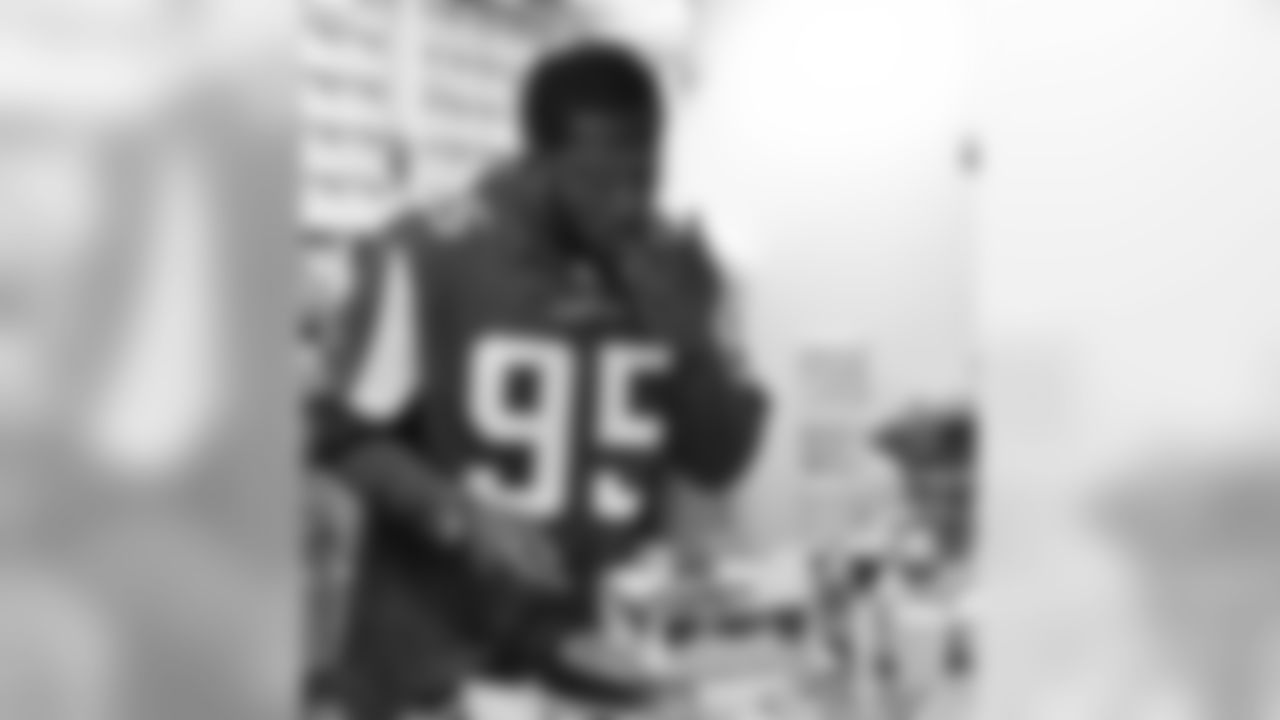 DT Jonathan Babineaux licks his fingers after finishing decorating his cake.