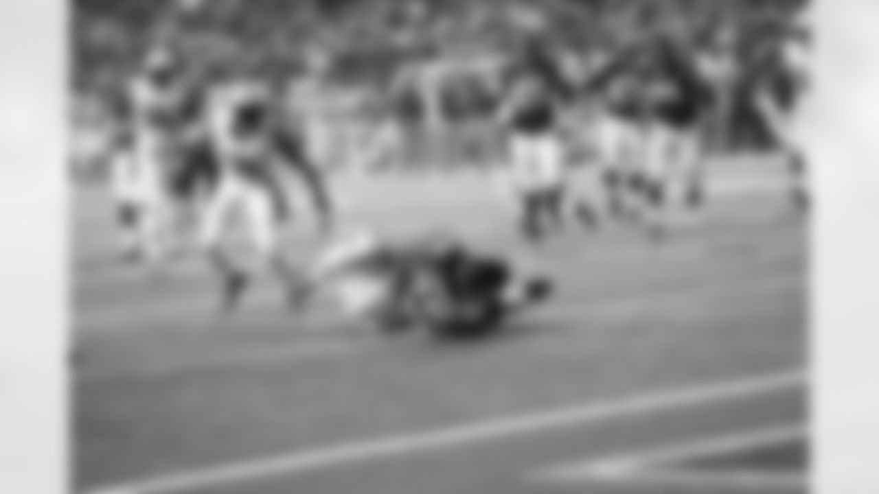 TE Tony Gonzalez gets the Falcons closer to the end zone