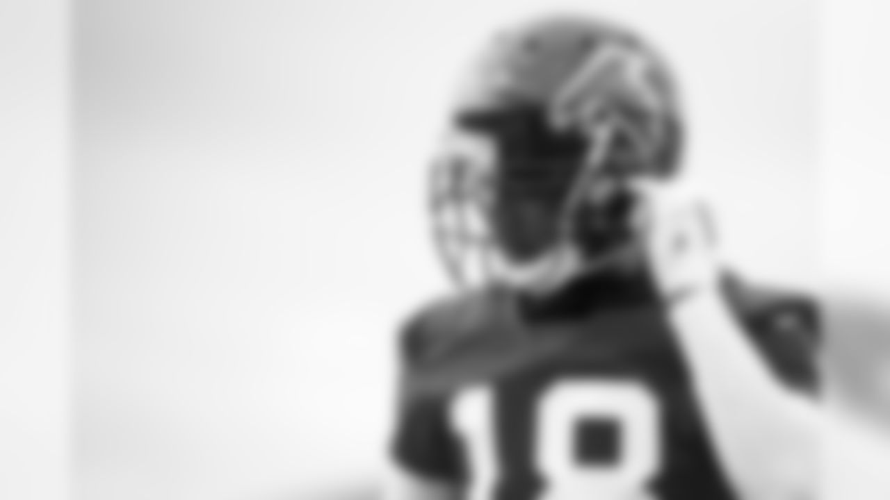 Atlanta Falcons wide receiver Calvin Ridley #18 snaps on his helmet during practice. (Photo by Kara Durrette/Atlanta Falcons)