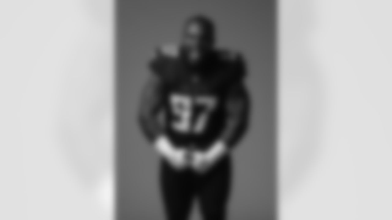 Atlanta Falcons defensive lineman Grady Jarrett #97 poses during 2022 Creative Day at CW Davis Middle School in Flowery Branch, GA, on June 13, 2022. (Photo by Brandon Magnus/Atlanta Falcons)