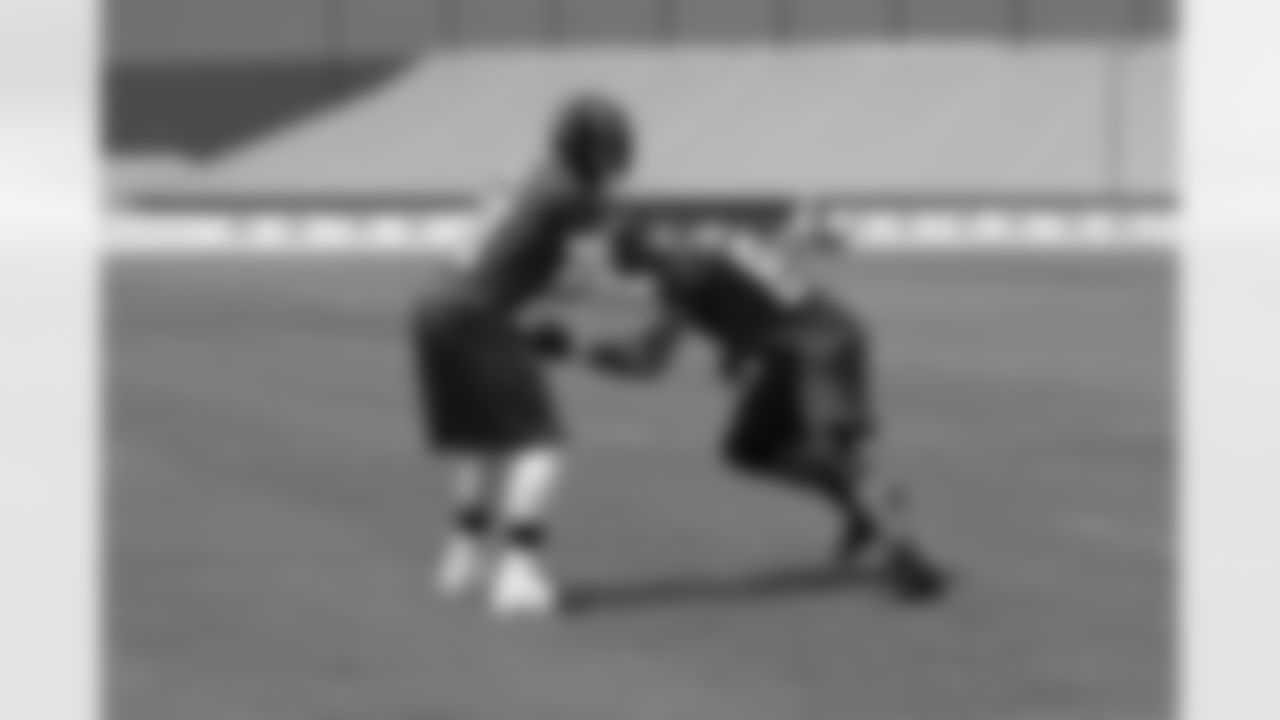 WR Julio Jones warms up with TE Tony Gonzalez