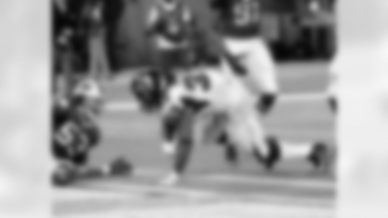 RB Steven Jackson tallies another touchdown for the Falcons