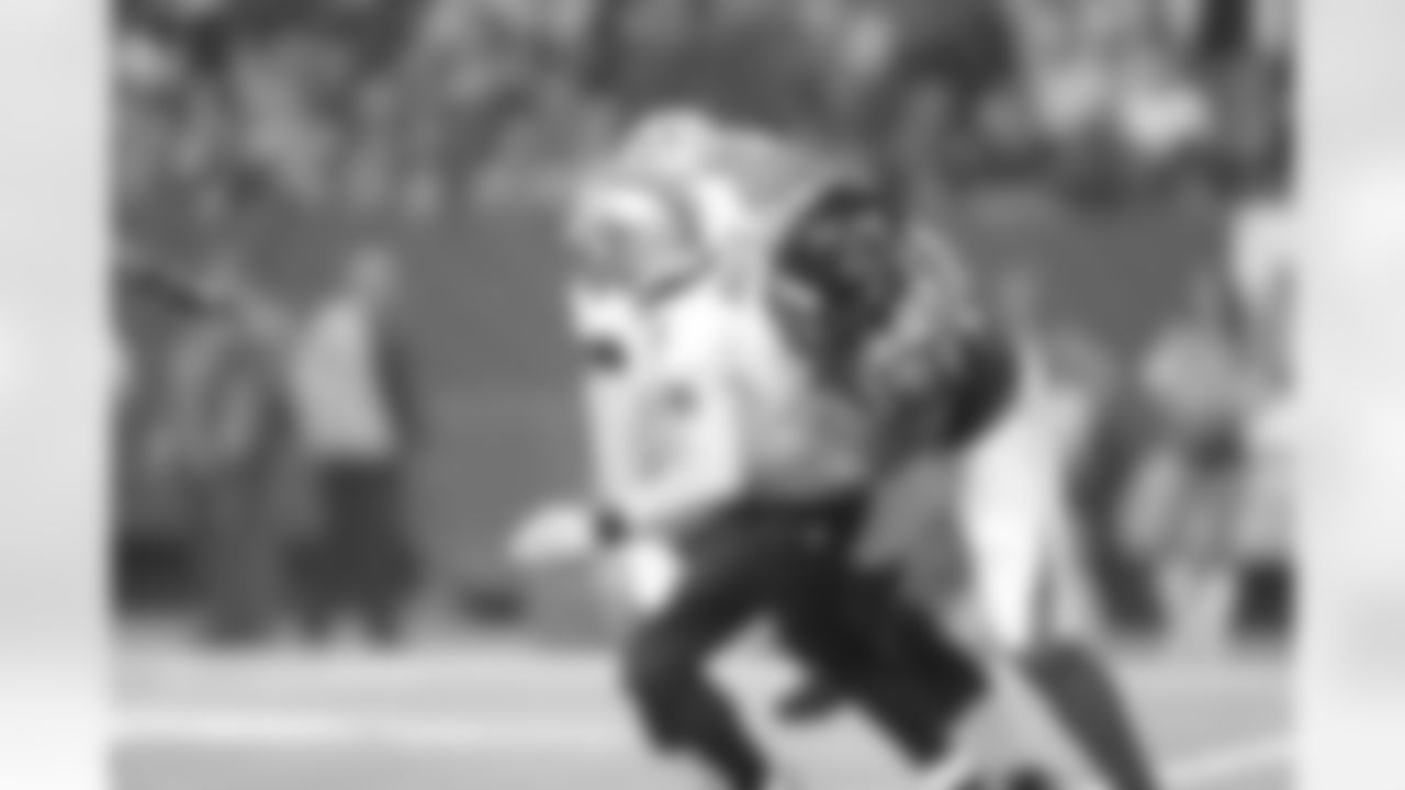DE Osi Umenyiora takes down Saints QB Drew Brees