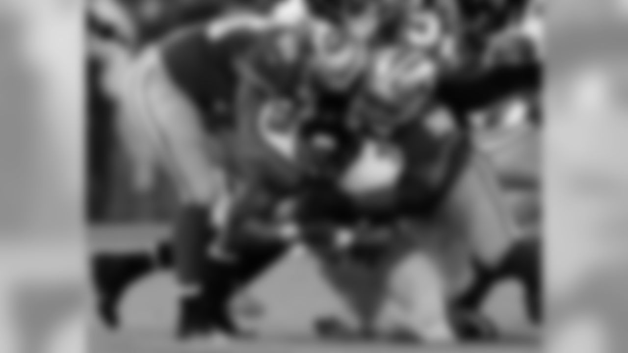49ers LB Ahmad Brooks and DL Glenn Dorsey tackle RB Steven Jackson