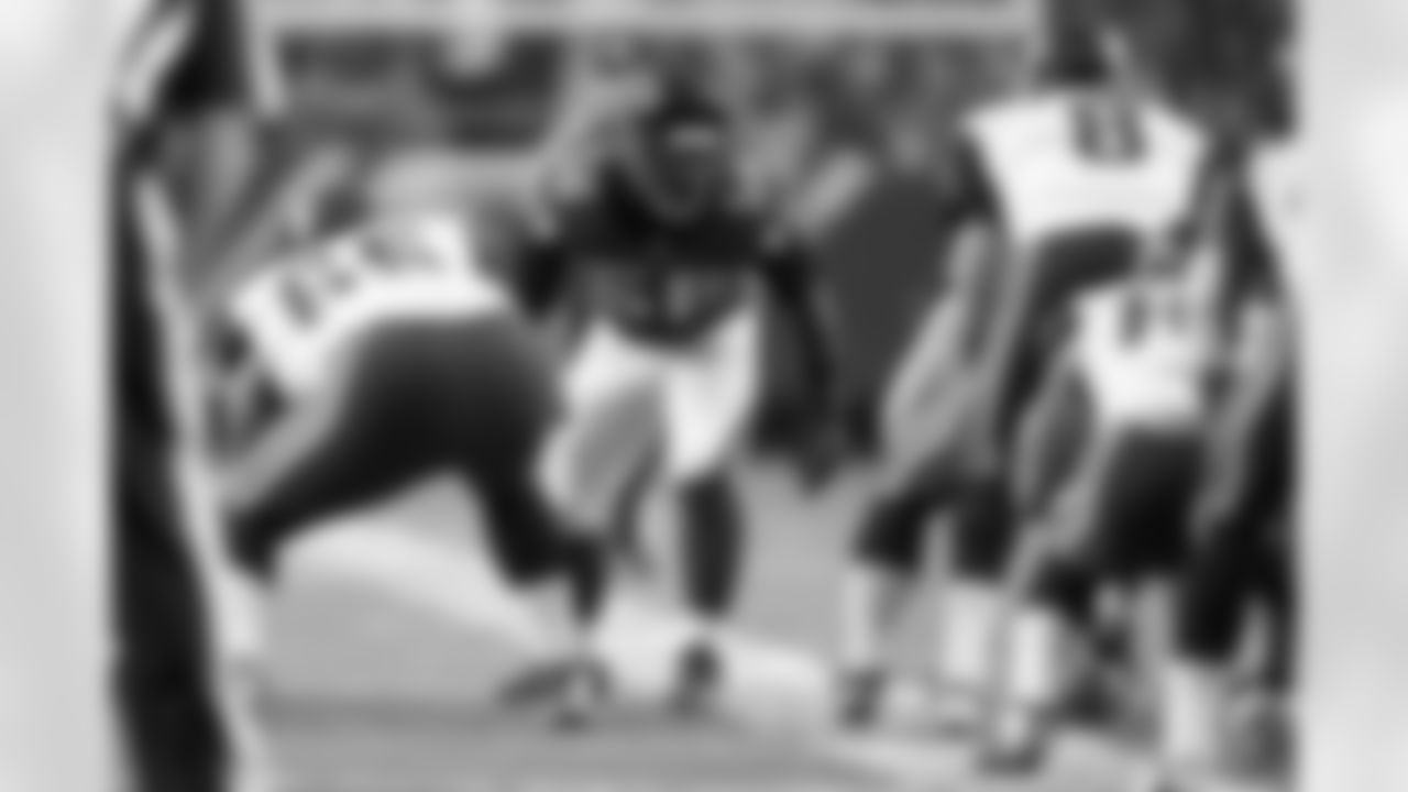 LB Sean Weatherspoon eyes up the offense as he awaits the snap