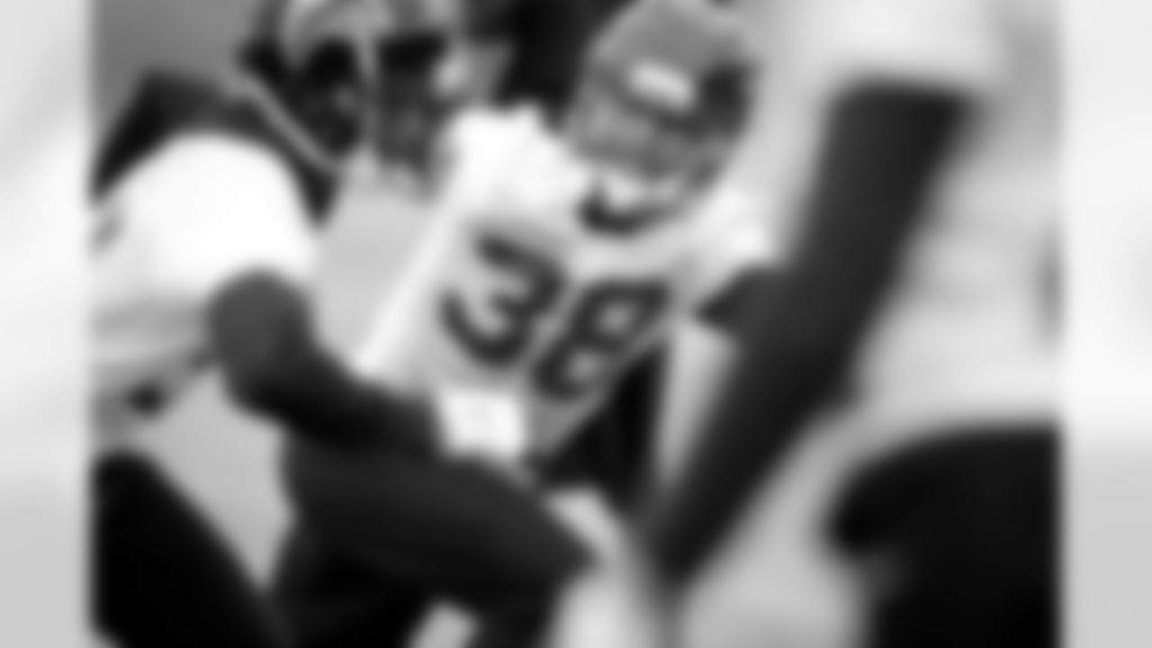 CB Taveze Calhoun
