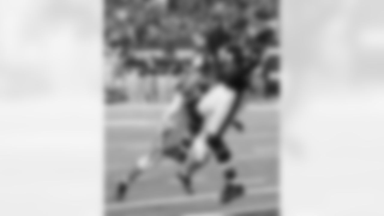 WR Roddy White hauls in a touchdown pass from Matt Ryan