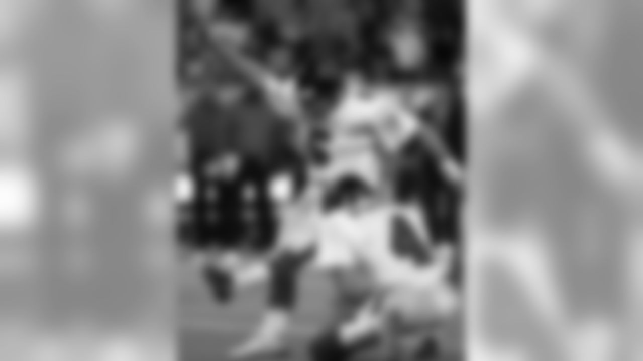 Falcons' kicker Morten Andersen kicks the game-winning field goal.