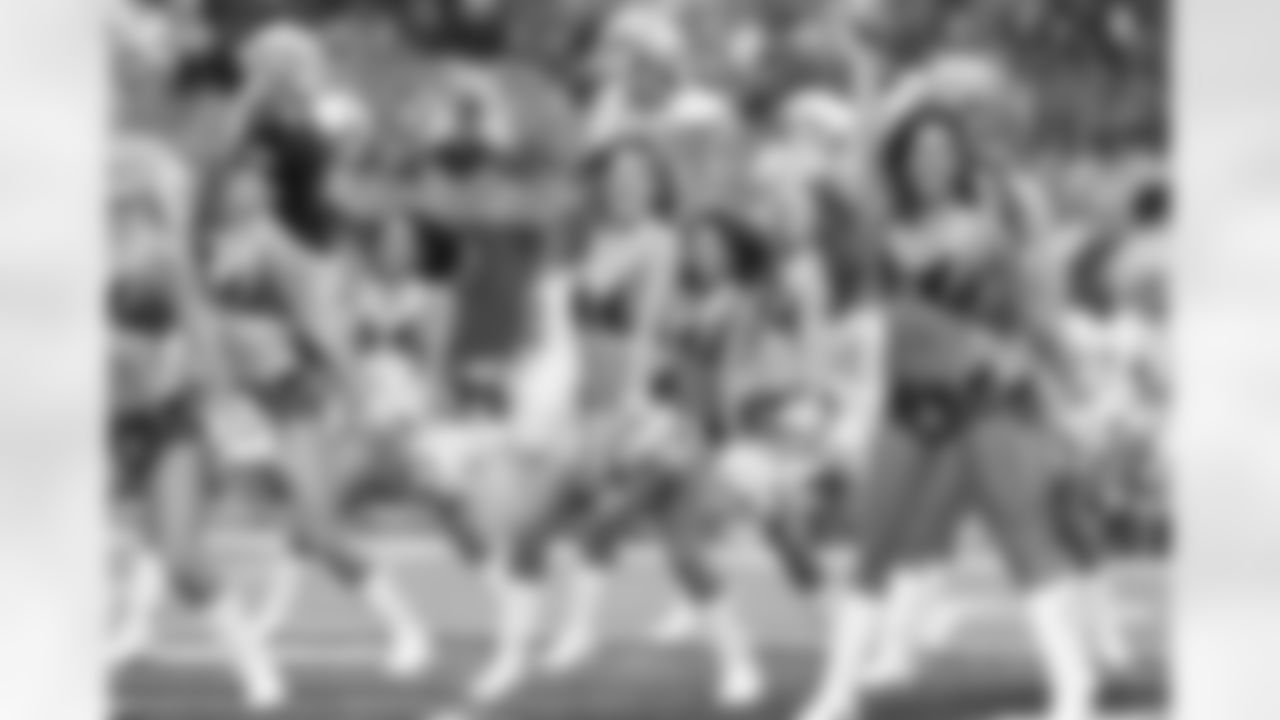 Atlanta Falcons Cheerleaders - View the cheer gallery here.